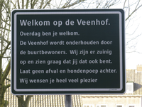 907885 Afbeelding van een welkomstbord met richtlijnen op de heringerichte Veenhof te bij de Lauwerecht te Utrecht; er ...
